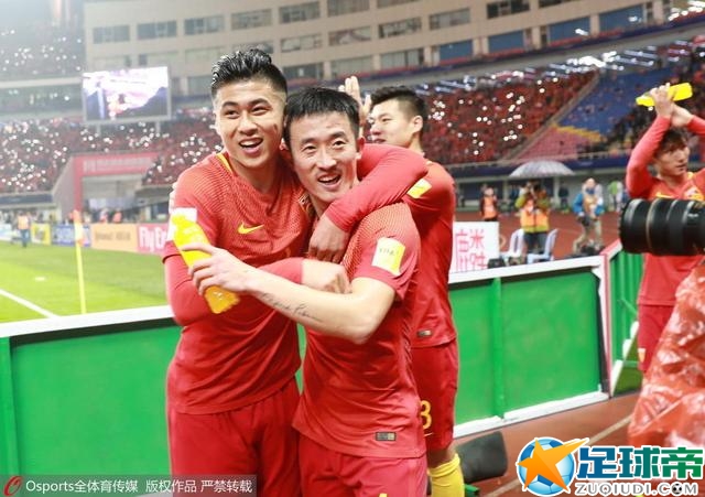 此次黄才伦与张慧雯出演夫妻，片场不改多年喜剧经验打磨出的搞笑特质，一边自诩;我不是吐槽别人的人，一边对;娇妻开启吐槽模式：慧雯吊威亚，被他戏称为;仙女下凡，慧雯穿特制的橘子装，更惨遭他调侃;像某种从地洞里出来的动物